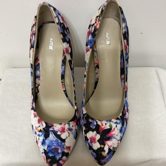 Floral heels, size 7 - Picture 2 of 7